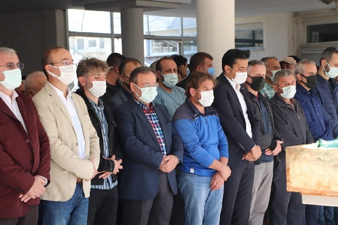 Rize'de çay fabrikasındaki patlamada ölen kişinin cenazesi defnedil 8