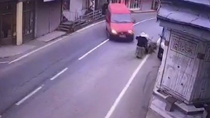 Rize’de Feci Kaza: Şadırvan ile Minibüs Arasında Sıkıştı 3