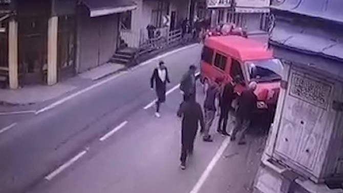 Rize’de Feci Kaza: Şadırvan ile Minibüs Arasında Sıkıştı 7