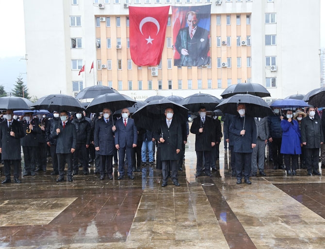 10 Kasım Atatürk'ü Anma Törenleri Rize'de Yağmur Altında Düzen 1
