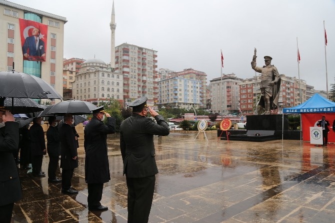 10 Kasım Atatürk'ü Anma Törenleri Rize'de Yağmur Altında Düzen 11