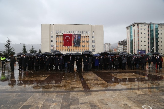 10 Kasım Atatürk'ü Anma Törenleri Rize'de Yağmur Altında Düzen 13