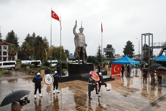 10 Kasım Atatürk'ü Anma Törenleri Rize'de Yağmur Altında Düzen 2