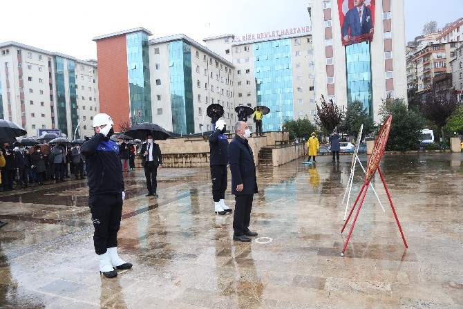 10 Kasım Atatürk'ü Anma Törenleri Rize'de Yağmur Altında Düzen 6