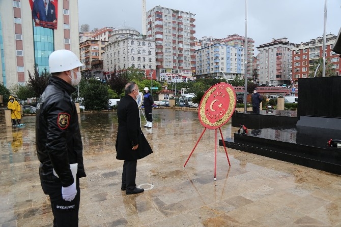 10 Kasım Atatürk'ü Anma Törenleri Rize'de Yağmur Altında Düzen 8