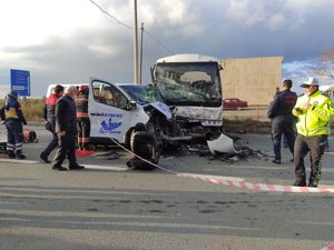 Dikkatsiz yola giren sürücü ortalığı birbirine kattı: 7 yaralı