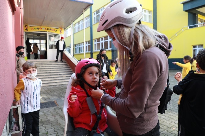 Okula bisikletiyle giden Nurgül öğretmen, öğrencilerine örnek oluyor 13
