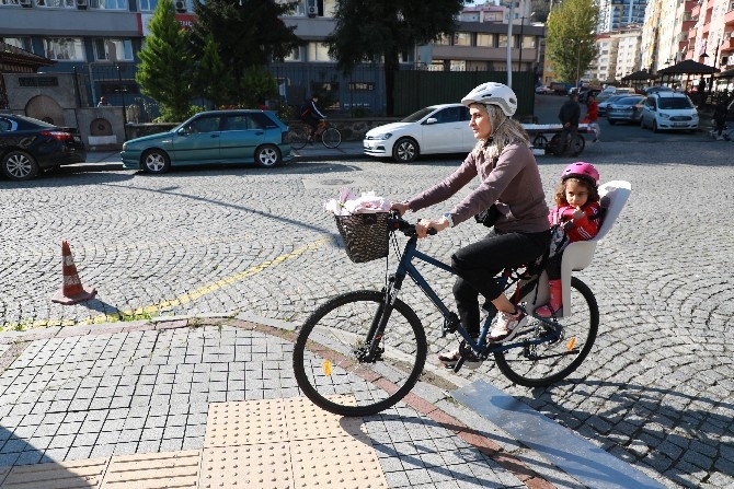 Okula bisikletiyle giden Nurgül öğretmen, öğrencilerine örnek oluyor 15