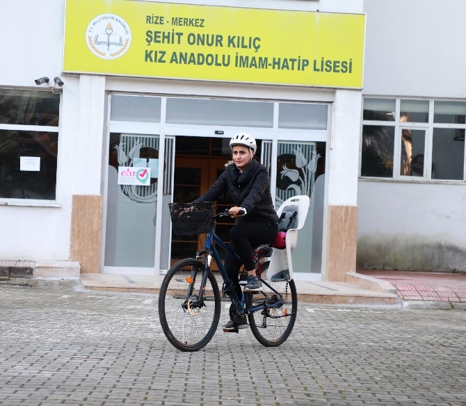 Okula bisikletiyle giden Nurgül öğretmen, öğrencilerine örnek oluyor 23