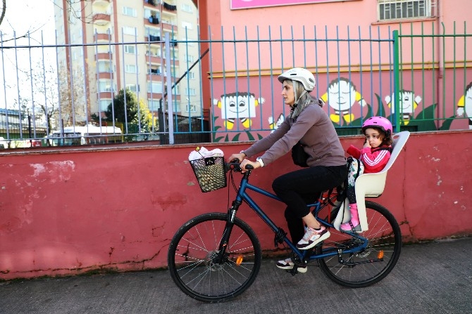 Okula bisikletiyle giden Nurgül öğretmen, öğrencilerine örnek oluyor 6