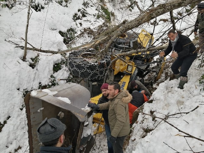Rize'de kardan kapanan yolu açmaya çalışan iş makinesi devrildi: 2  13