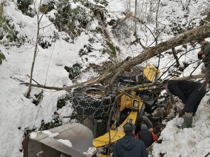 Rize'de kardan kapanan yolu açmaya çalışan iş makinesi devrildi: 2  14