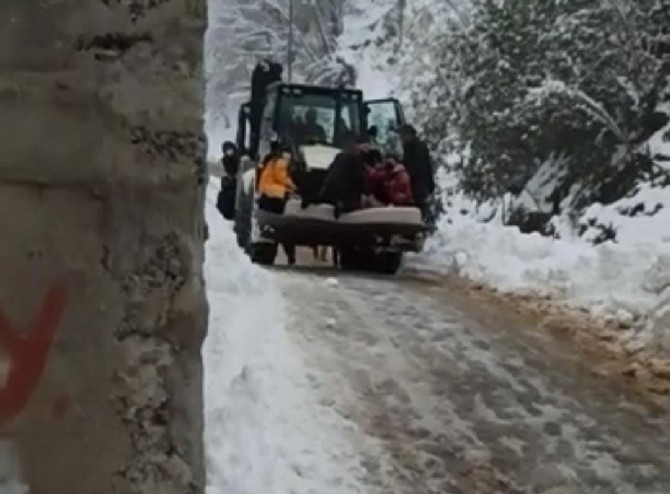 Rize'de kardan kapanan yolu açmaya çalışan iş makinesi devrildi: 2  5