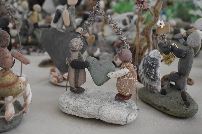 Karadeniz sahilinden topladığı taşları sanat eserine dönüştürüyor 11