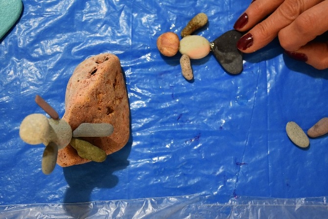 Karadeniz sahilinden topladığı taşları sanat eserine dönüştürüyor 17