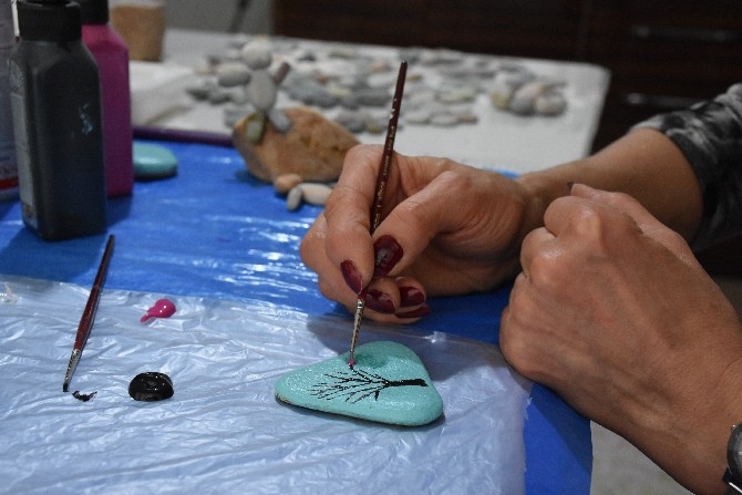 Karadeniz sahilinden topladığı taşları sanat eserine dönüştürüyor 19