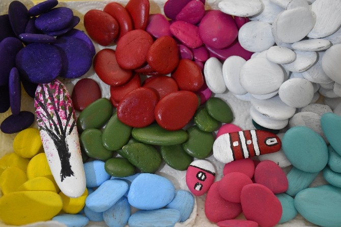 Karadeniz sahilinden topladığı taşları sanat eserine dönüştürüyor 21