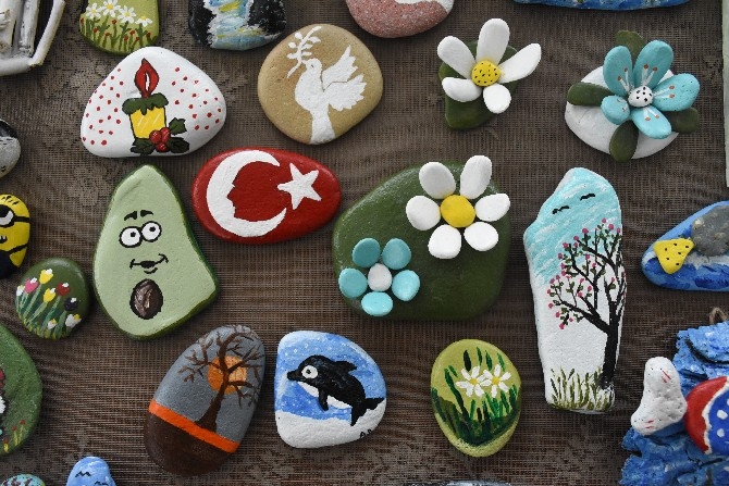 Karadeniz sahilinden topladığı taşları sanat eserine dönüştürüyor 6
