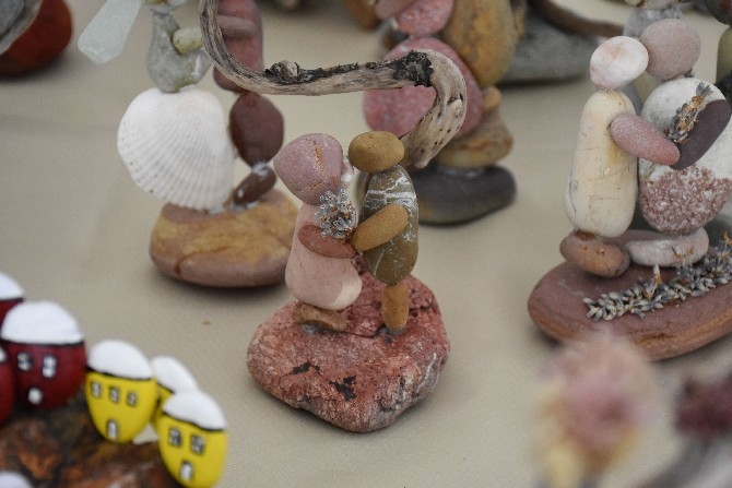 Karadeniz sahilinden topladığı taşları sanat eserine dönüştürüyor 9