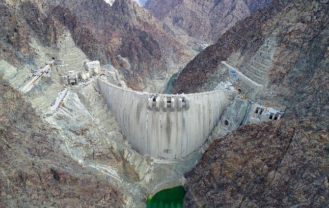 Türkiye’nin en yüksek gövdeli barajı su tutmaya hazırlanıyor 1