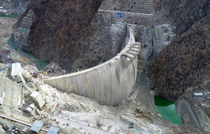 Türkiye’nin en yüksek gövdeli barajı su tutmaya hazırlanıyor 3