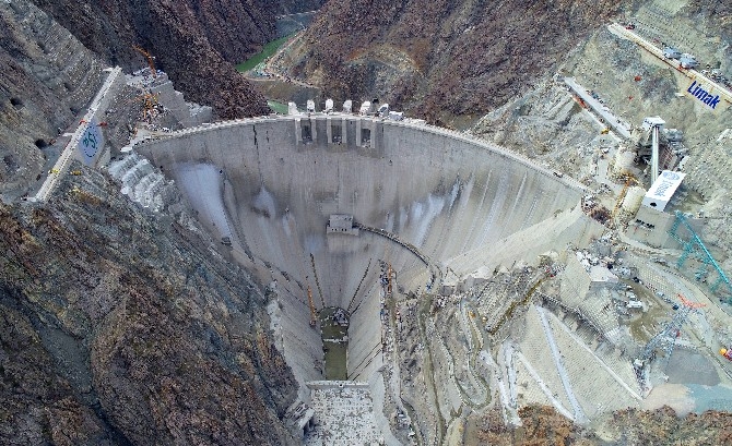 Türkiye’nin en yüksek gövdeli barajı su tutmaya hazırlanıyor 6