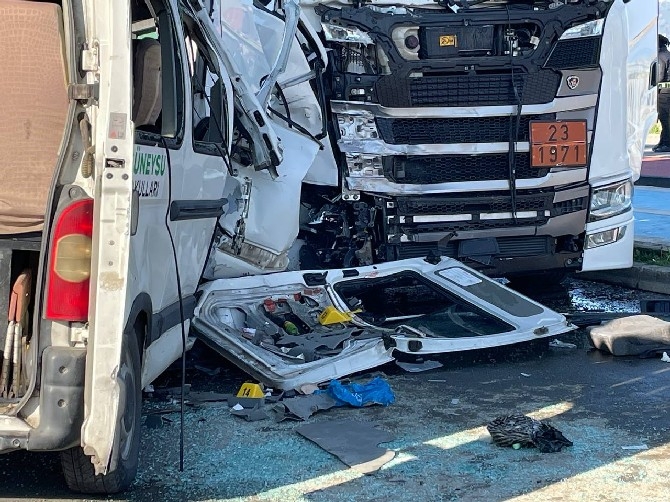Rize'de Trafik Kazası: 1 Ölü, 2'si Ağır 13 Yaralı 10