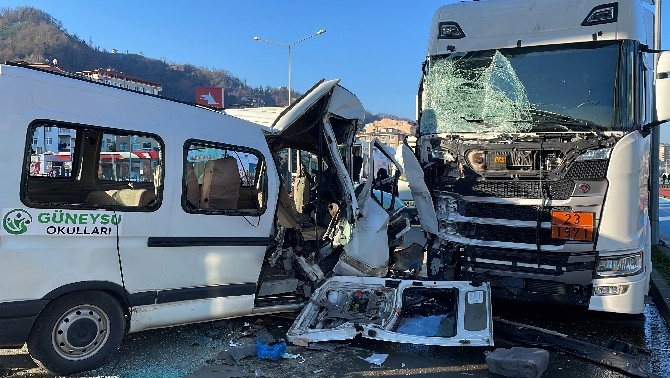 Rize'de Trafik Kazası: 1 Ölü, 2'si Ağır 13 Yaralı 4