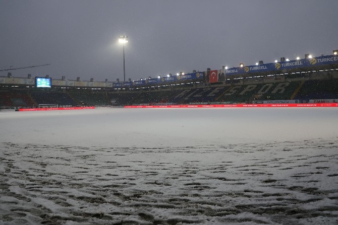 Çaykur Rizespor-Trabzonspor maçı öncesi kar yağışı etkili oluyor 1