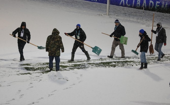 Çaykur Rizespor-Trabzonspor maçı öncesi kar yağışı etkili oluyor 13