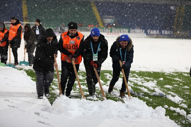 Çaykur Rizespor-Trabzonspor maçı öncesi kar yağışı etkili oluyor 17