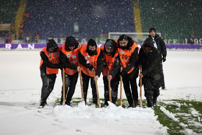 Çaykur Rizespor-Trabzonspor maçı öncesi kar yağışı etkili oluyor 18