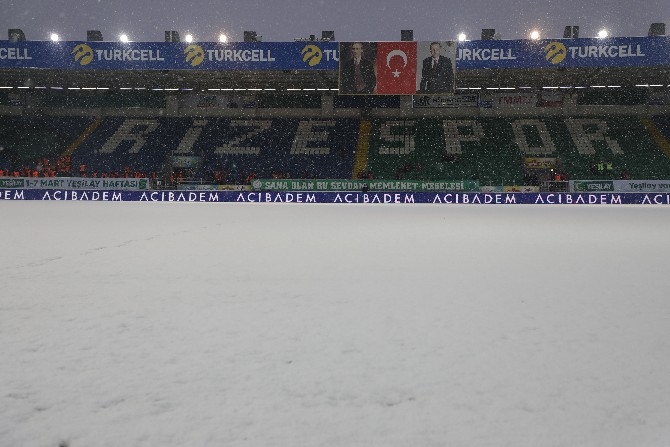 Çaykur Rizespor-Trabzonspor maçı öncesi kar yağışı etkili oluyor 2