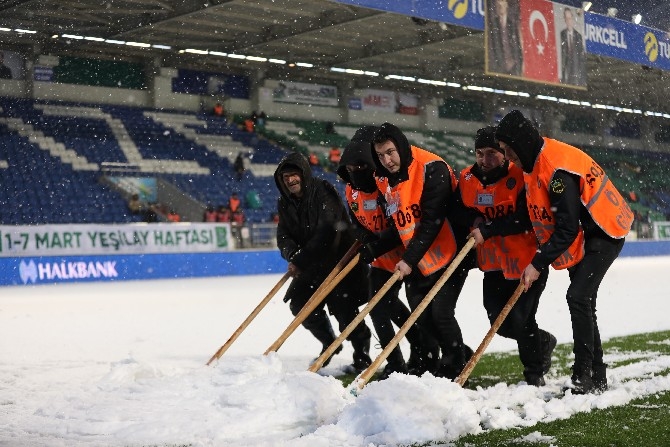 Çaykur Rizespor-Trabzonspor maçı öncesi kar yağışı etkili oluyor 20