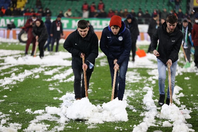 Çaykur Rizespor-Trabzonspor maçı öncesi kar yağışı etkili oluyor 32