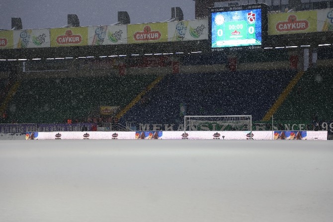 Çaykur Rizespor-Trabzonspor maçı öncesi kar yağışı etkili oluyor 8