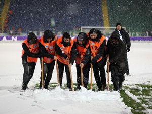 Çaykur Rizespor-Trabzonspor maçı öncesi kar yağışı etkili oluyor