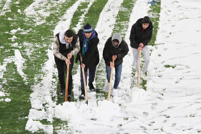 Çaykur Didi Stadyumu’nda taraftar ile kar temizliği yapılıyor 11