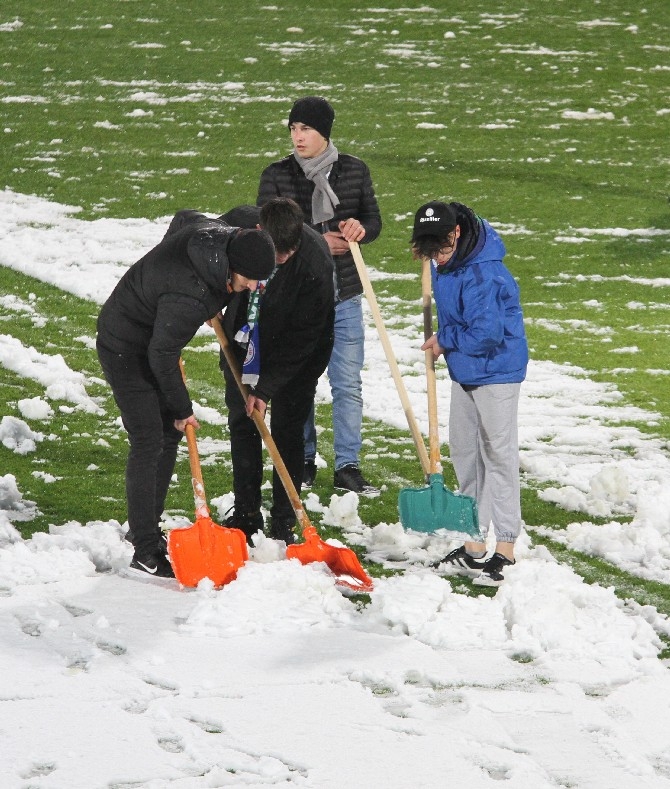 Çaykur Didi Stadyumu’nda taraftar ile kar temizliği yapılıyor 12