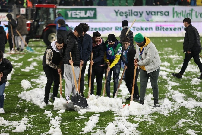 Çaykur Didi Stadyumu’nda taraftar ile kar temizliği yapılıyor 14