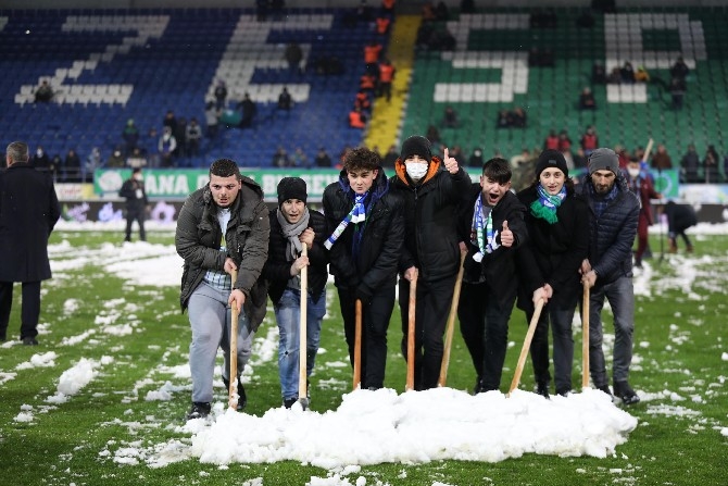 Çaykur Didi Stadyumu’nda taraftar ile kar temizliği yapılıyor 18