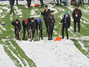 Çaykur Didi Stadyumu’nda taraftar ile kar temizliği yapılıyor