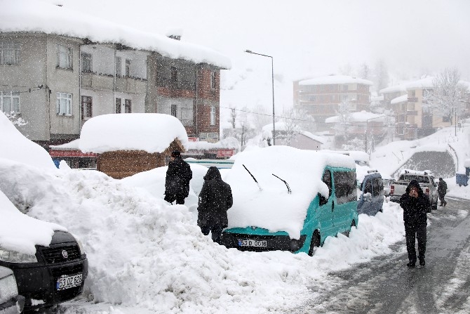 Rize'de kar yağışı nedeniyle ulaşımda aksamalar yaşanıyor 13