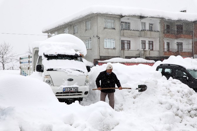 Rize'de kar yağışı nedeniyle ulaşımda aksamalar yaşanıyor 17