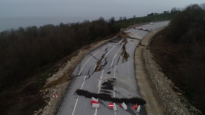 Karadeniz'i İstanbul'a bağlayan yol çöktü 25