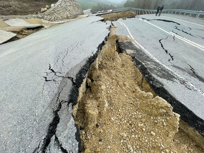 Karadeniz'i İstanbul'a bağlayan yol çöktü 6