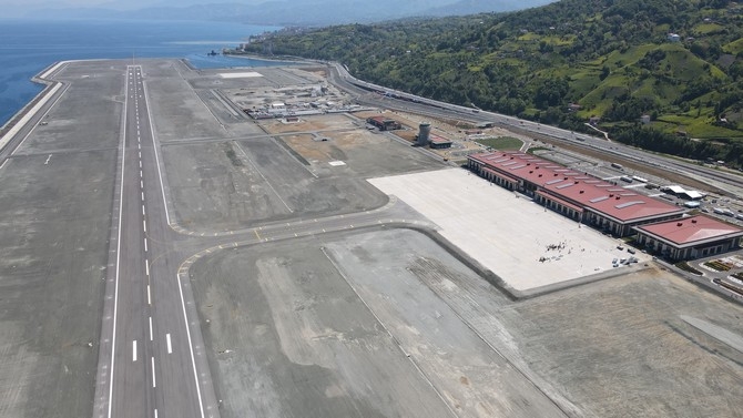 Bakan Karaismailoğlu, Rize-Artvin Havalimanı'nda açılış öncesi hazı 28