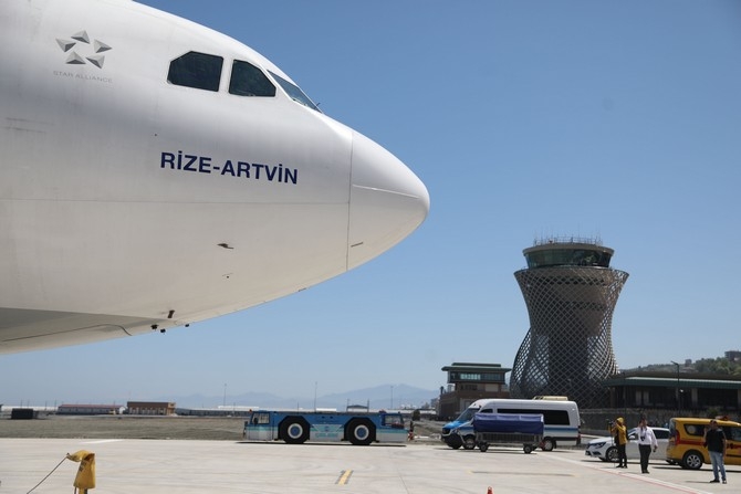 Rize-Artvin Havalimanı’na ilk yolcu uçağı indi 12