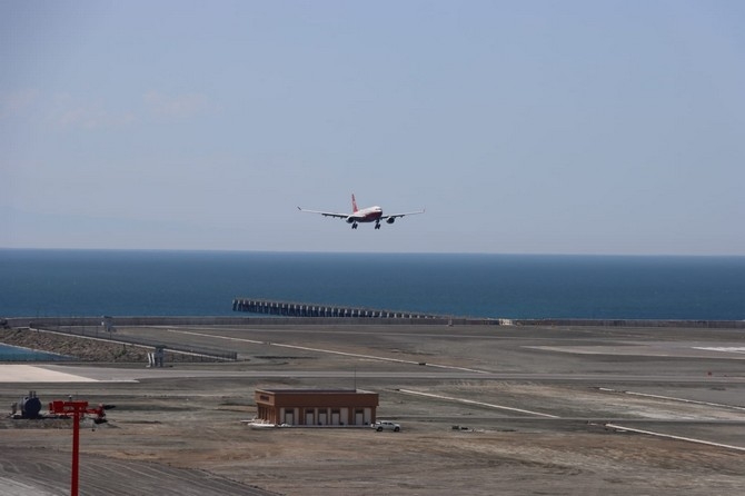 Erdoğan ve Aliyev'i taşıyan uçaklar Rize-Artvin Havalimanı'na  1