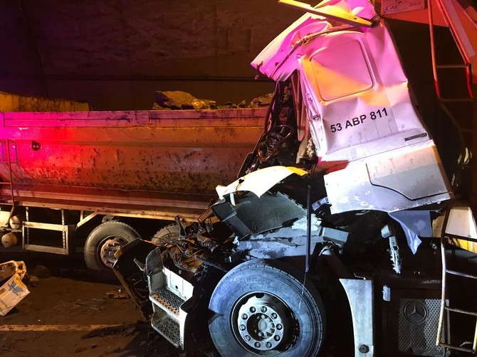 Rize'de tünelde taş yüklü kamyon taş yüklü kamyona çarptı: 1 yaralı 2